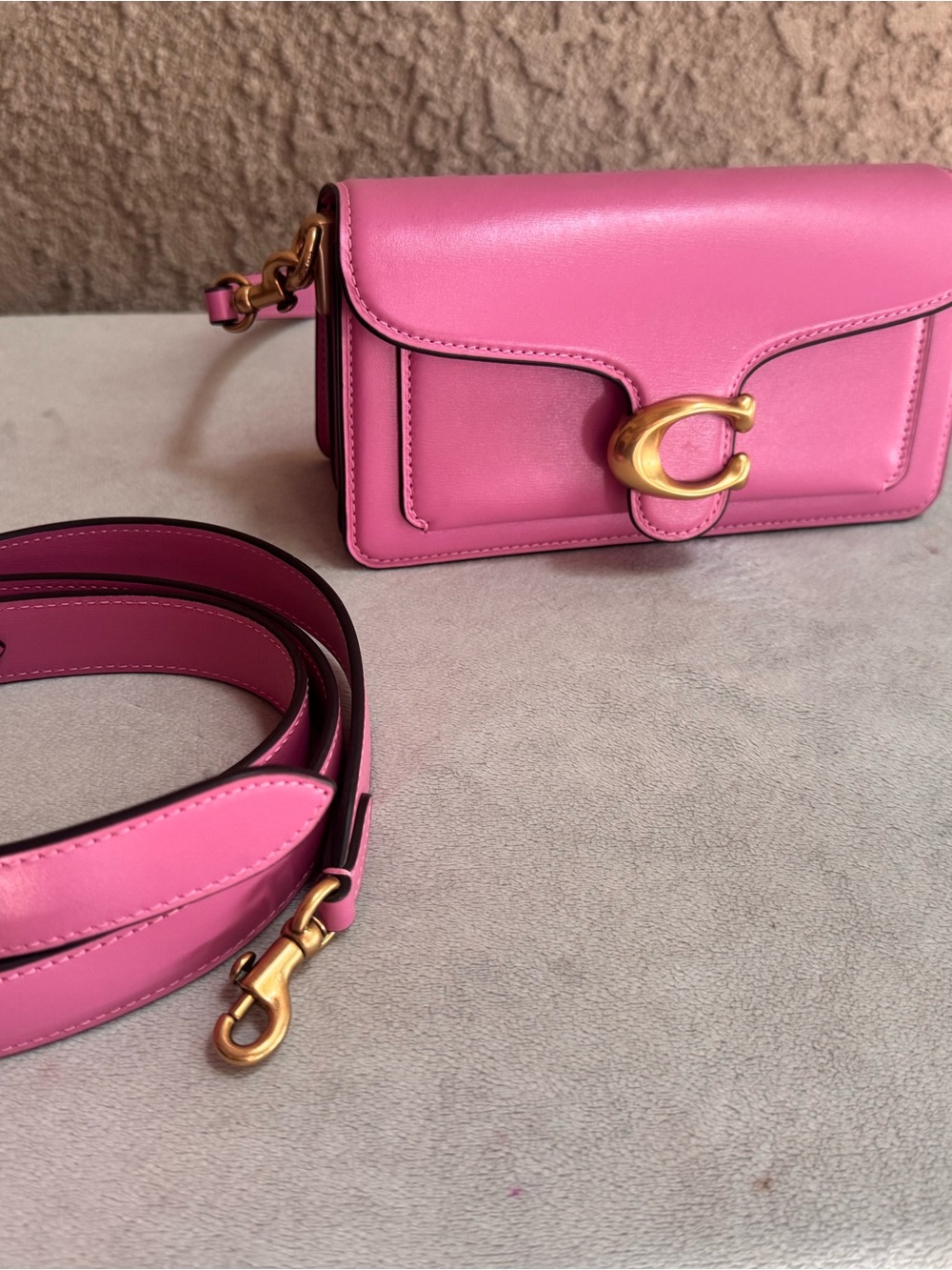 ๐ Coach Fuchsia Pink Leather Small Tabby 20- Gold C-Clasp. Like ๐ - Picture 2 of 13
